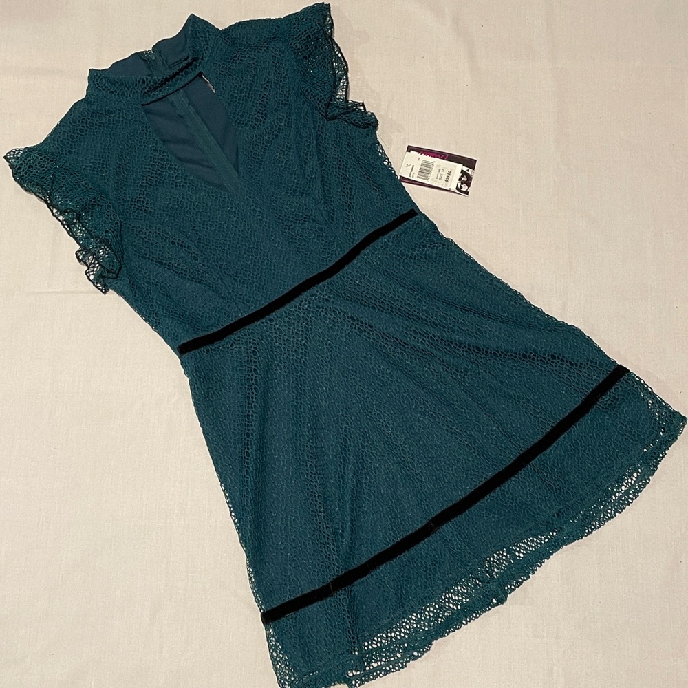 NWT Trixxi emerald green stretch lace a-line dress with keyhole neckline